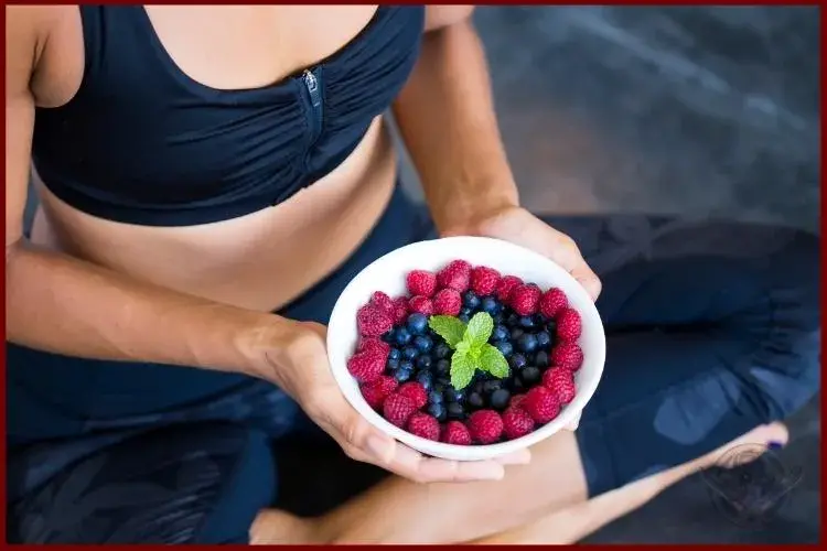 Mantener buenos hábitos alimenticios consumiendo frutas entre comidas