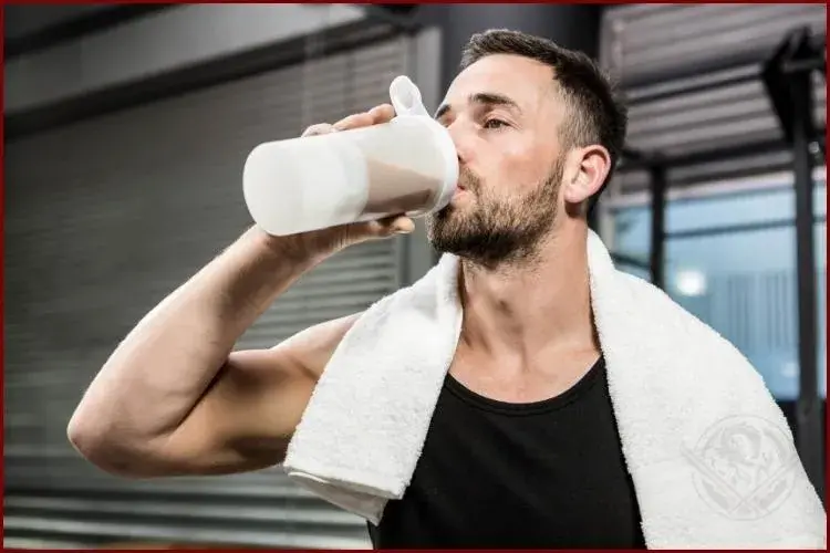 Para tomar un batido de proteínas, debes mezclar el polvo de proteína con agua, leche o cualquier otro líquido y agita o mezcla bien