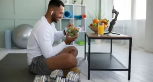 Persona comiendo antes de entrenar